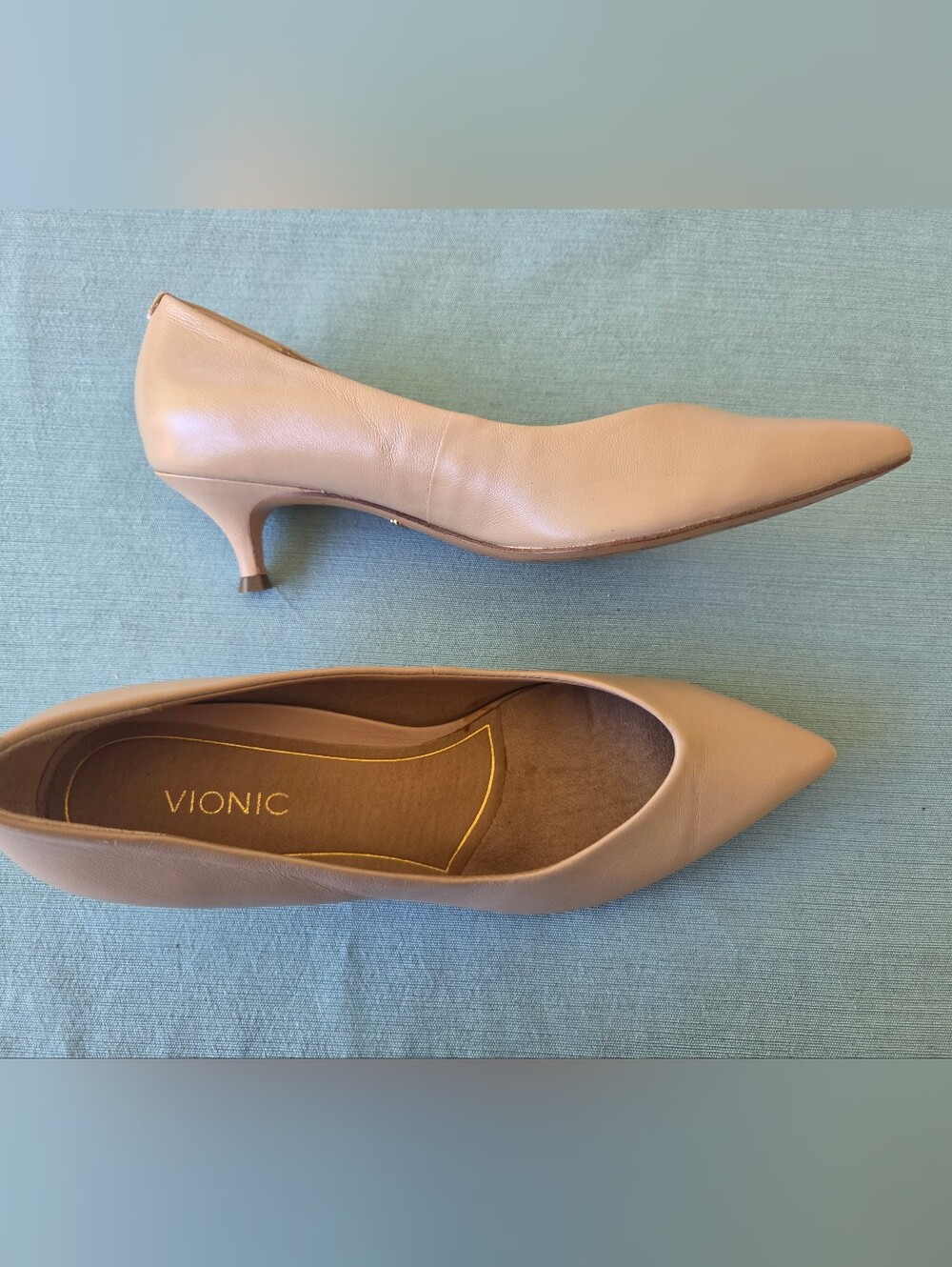 Vionic Beige Leather Pointed-Toe Low Kitten Heel Pumps. Sz 8